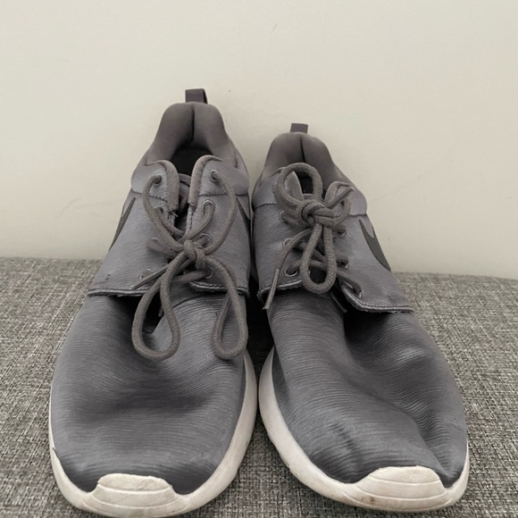 Gorgeous Satin Nike Roshe - Picture 2 of 6